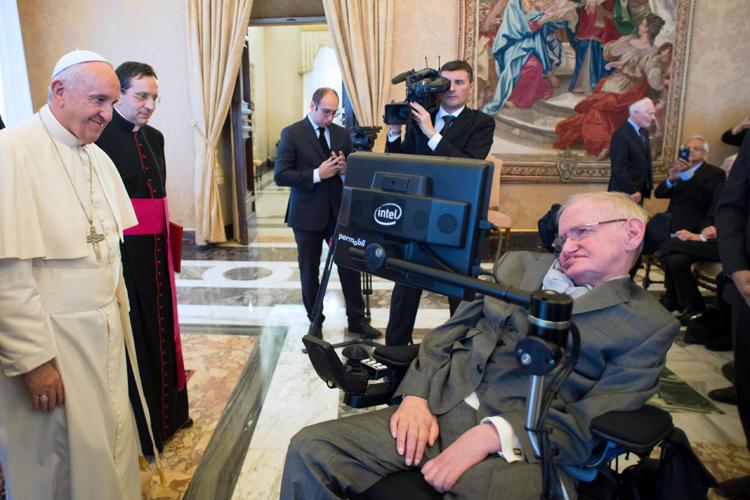 Papa Francesco incontra lo scienziato Stephen Hawking (AFP PHOTO) - (AFP PHOTO)