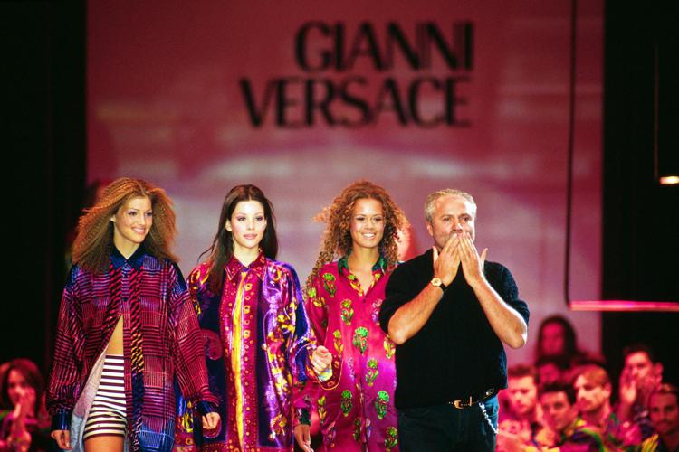 Gianni Versace in passerella durante una sua sfilata a Milano (Fotogramma) - FOTOGRAMMA