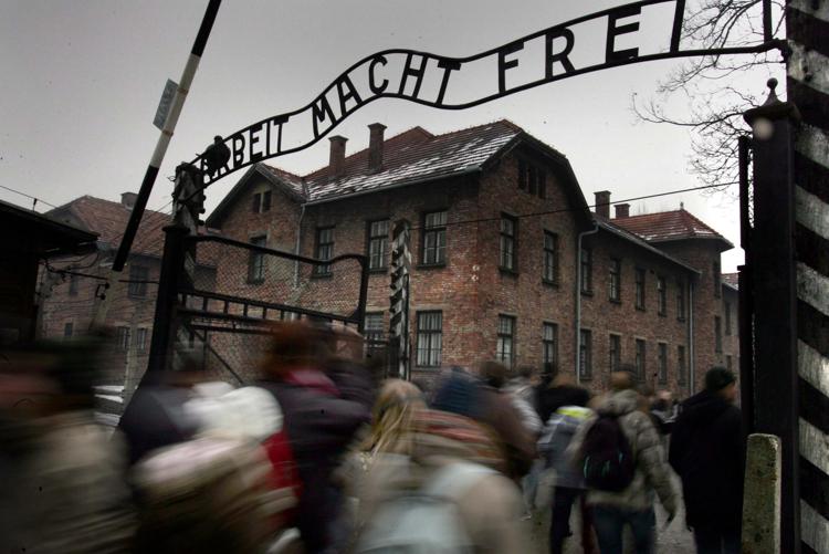Insegna del campo nazista di concentramento di Auschwitz (FOTOGRAMMA) 