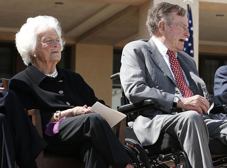 George Bush senior e la moglie Barbara (Afp)