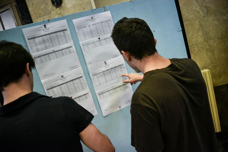 Esami di maturità, studenti controllano i voti  in bacheca al Liceo Parini (FOTOGRAMMA) - (FOTOGRAMMA)