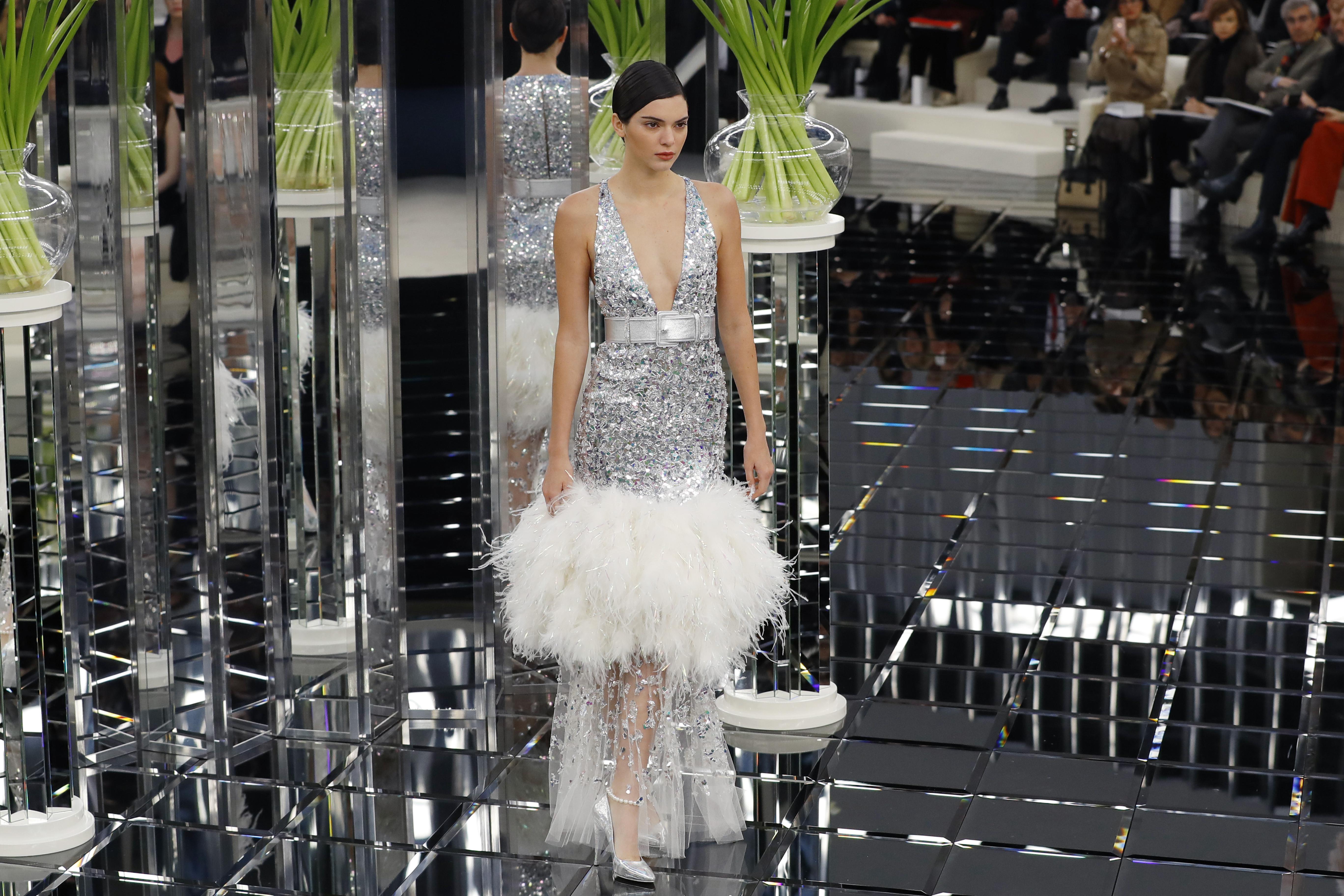 Kendall Jenner sulla passerella di Chanel Haute Couture (Afp)