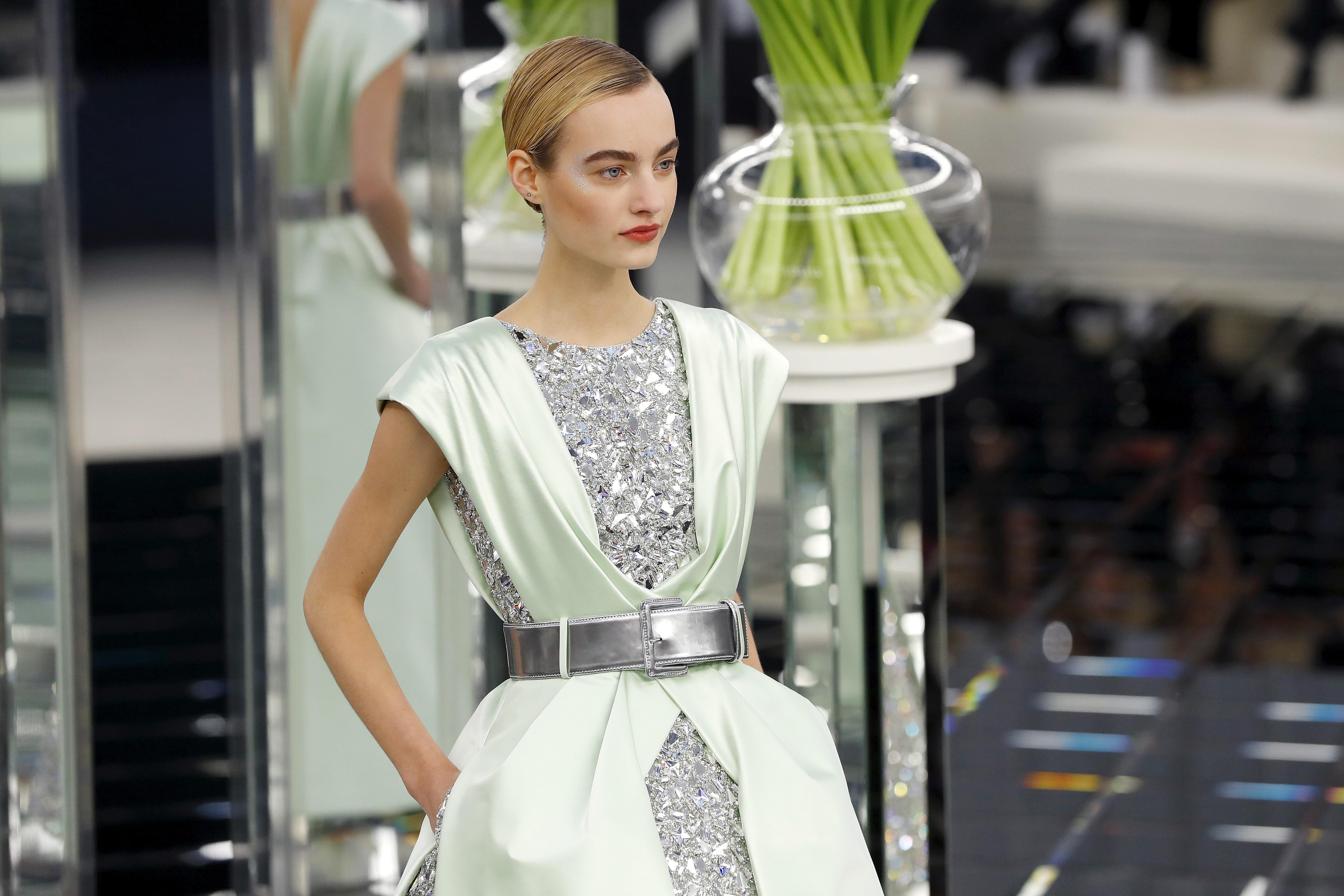 Una creazione della sfilata di Chanel Haute Couture (Afp)