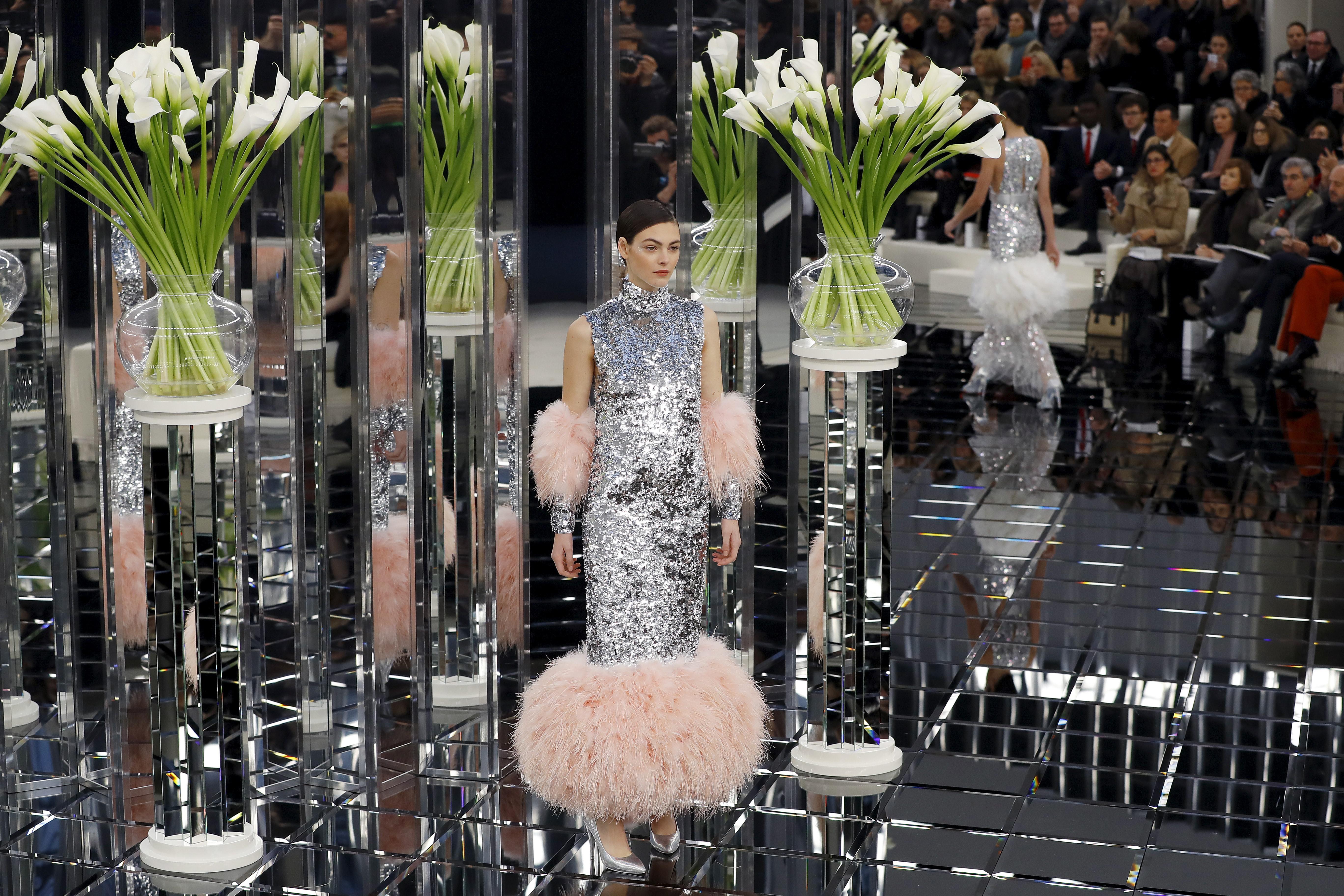 Una creazione di Lagerfeld per la passerella di Chanel Haute Couture (Afp)