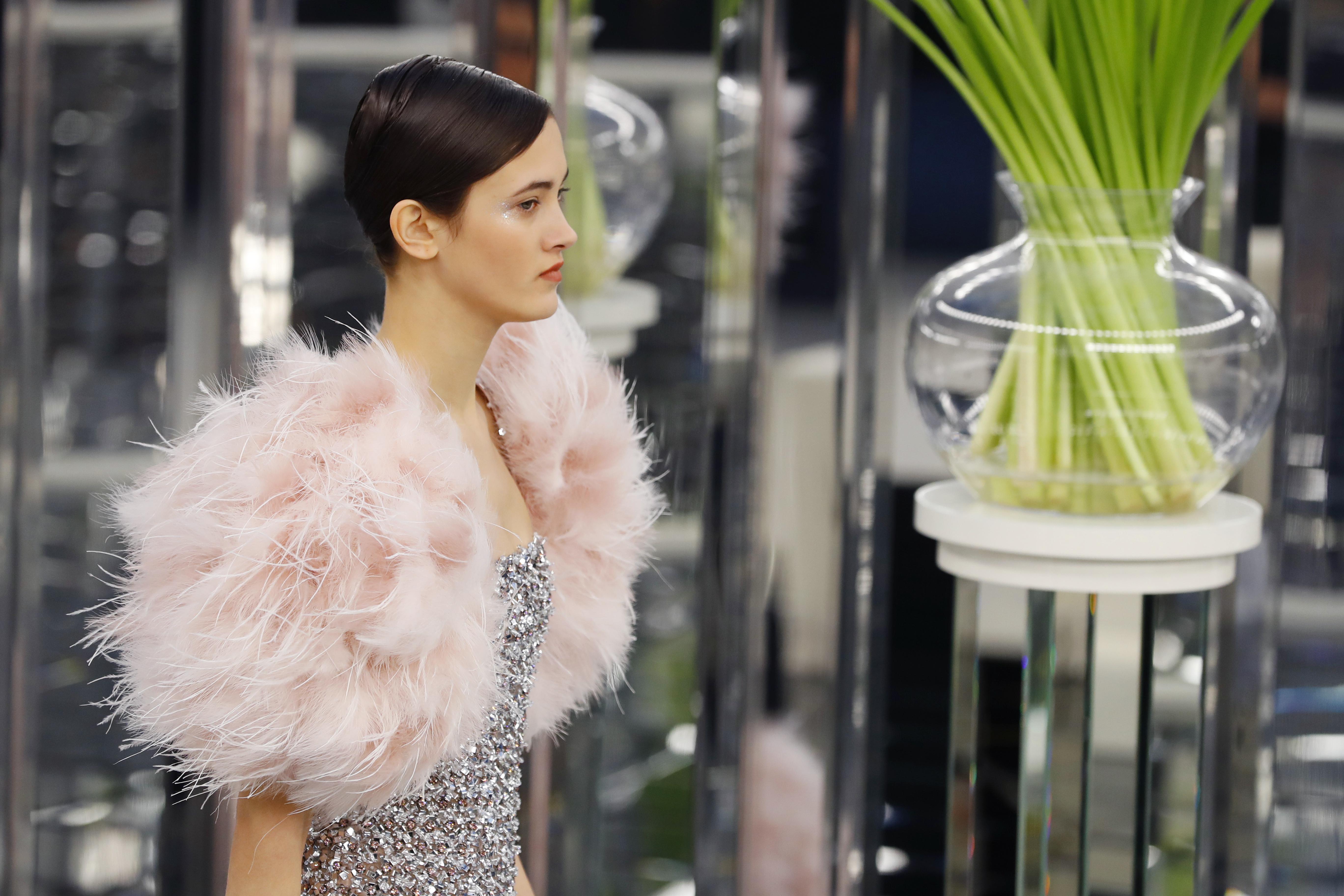 Greta Varlese in passerella per la Chanel Haute Couture (Afp)