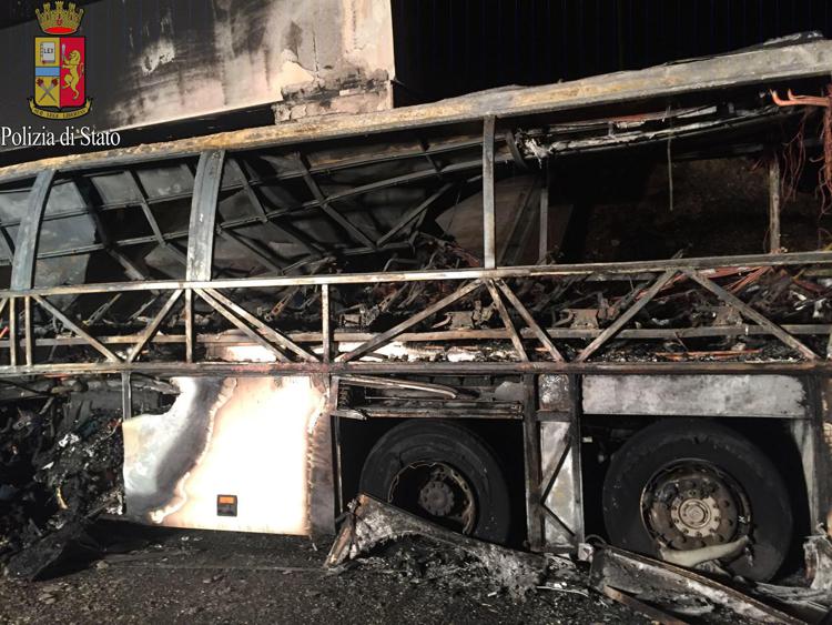 Bus in fiamme sull'A4, test del Dna ai parenti delle vittime per il riconoscimento