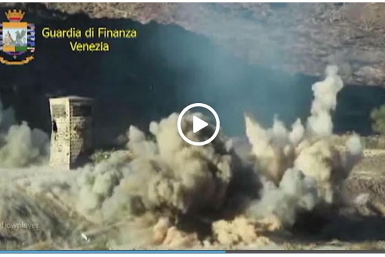 Elicotteri, fucili d'assalto e missili terra-aria in Iran e Libia: fermata coppia italiana