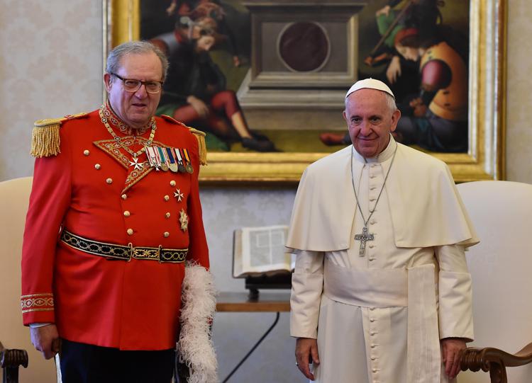 Robert Matthew Festing, Gran Maestro dell'Ordine dei Cavalieri di Malta, e Papa Francesco (Afp)