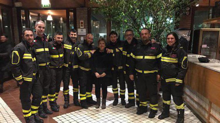 Terremoto: ristoratore offre cena a squadra  Vigili Fuoco di ritorno da Abruzzo