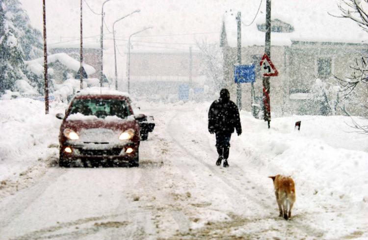 Una persona cammina nella neve/ Fotogramma - FOTOGRAMMA