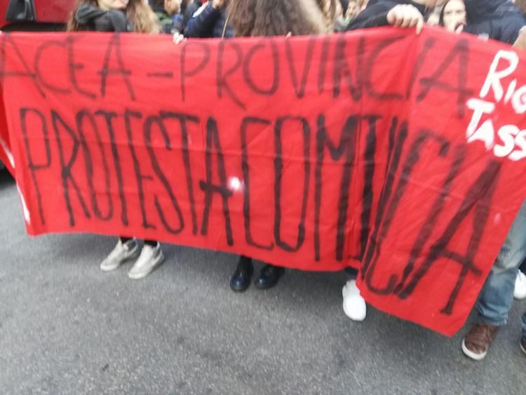 Roma, nei licei Righi e Tasso si gela: studenti protestano