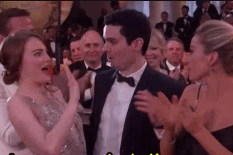 Golden Globe, l'imbarazzo di Emma Stone per l'abbraccio al regista di 'La La Land' /Guarda