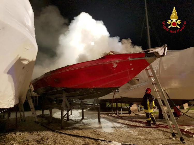 La Spezia: barca in fiamme sul fiume Magra, indagini su cause