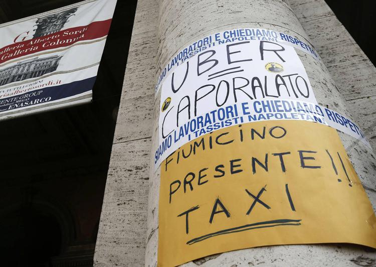 Protesta dei tassisti contro il decreto Milleproroghe e dei lavoratori ambulanti contro la direttiva Bolkestein davanti a palazzo Chigi e Montecitorio (FOTOGRAMMA) - (FOTOGRAMMA)