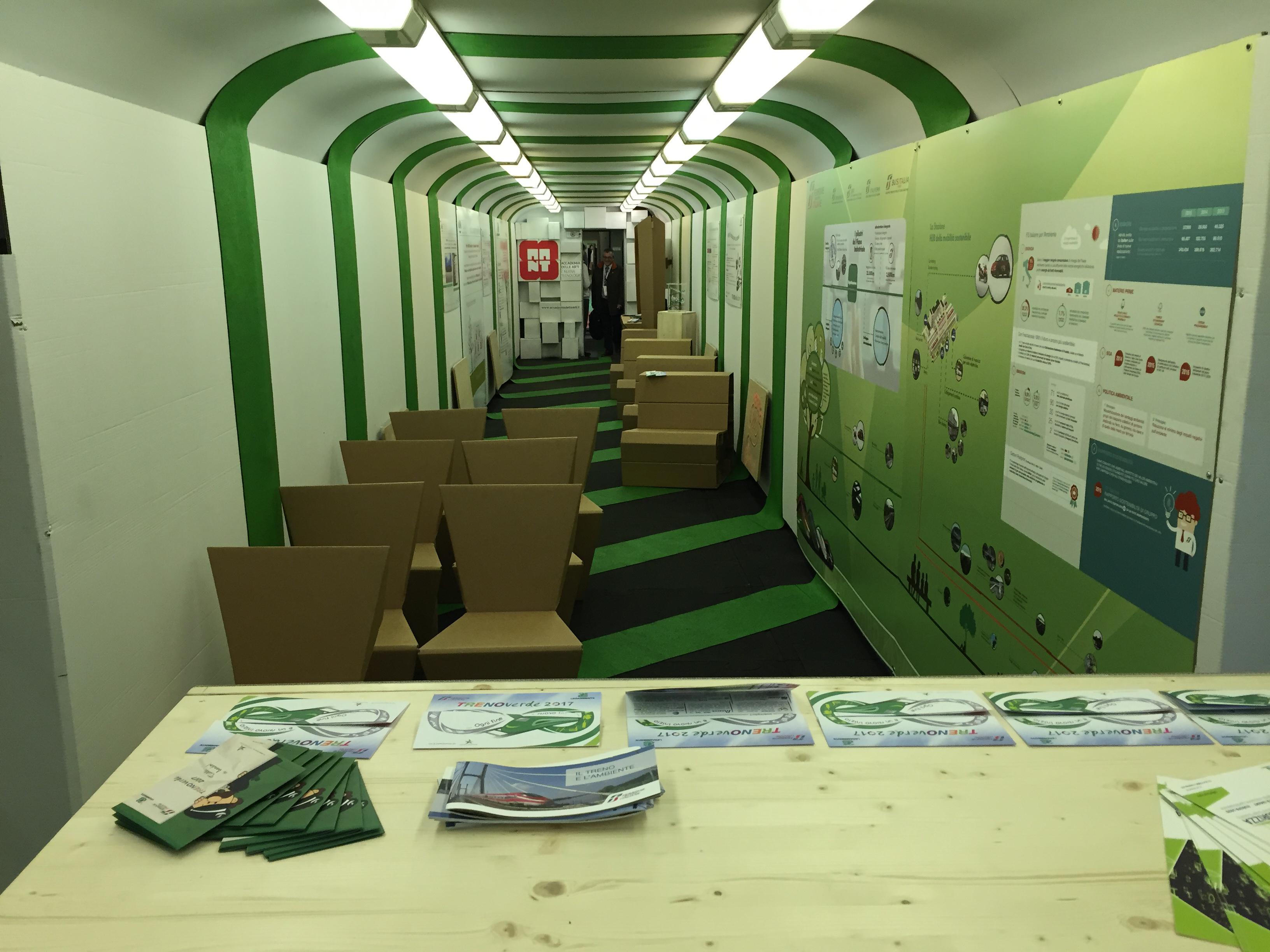 Il vagone che ospiterà le conferenze e gi appuntamenti a bordo di Treno Verde ha gli arredi realizzati in materiali riciclati