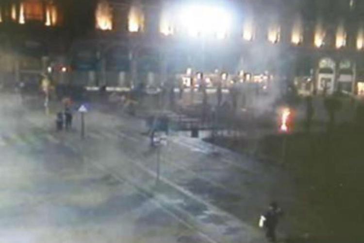 Vandali danno fuoco alle palme in piazza Duomo: ecco il video