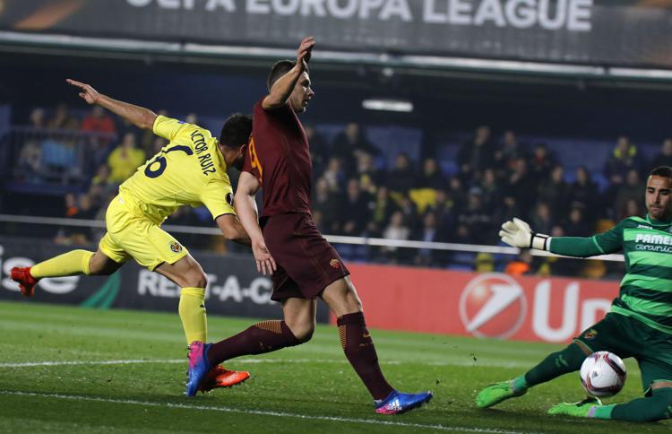 L'attaccante della Roma, Edin Dzeko a segno contro il Villarreal  - AFP