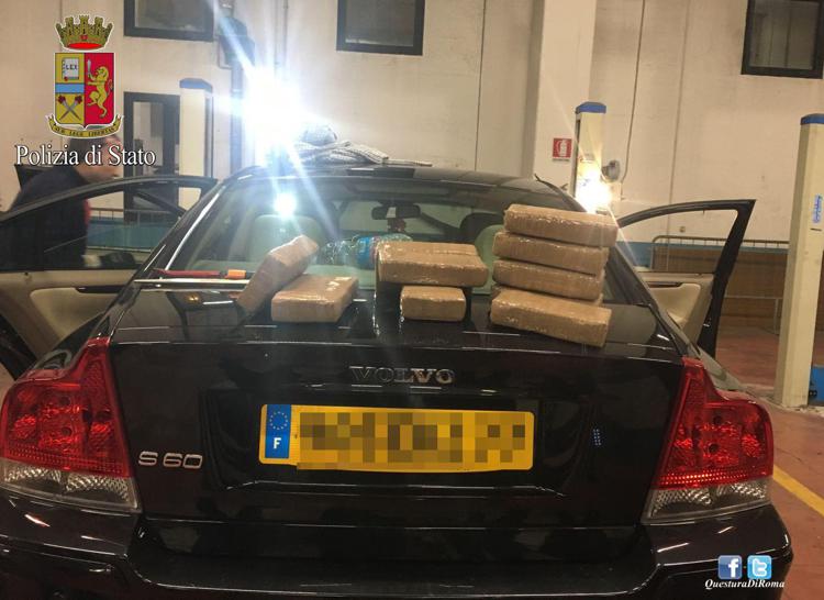 Roma: 11 kg di cocaina nascosti in auto, due arrestati