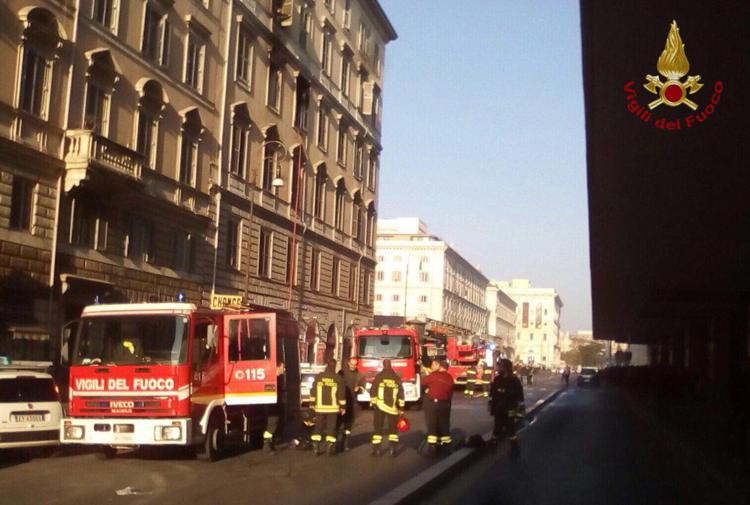 Incendio in un palazzo vicino alla Stazione Termini, salvate 5 persone