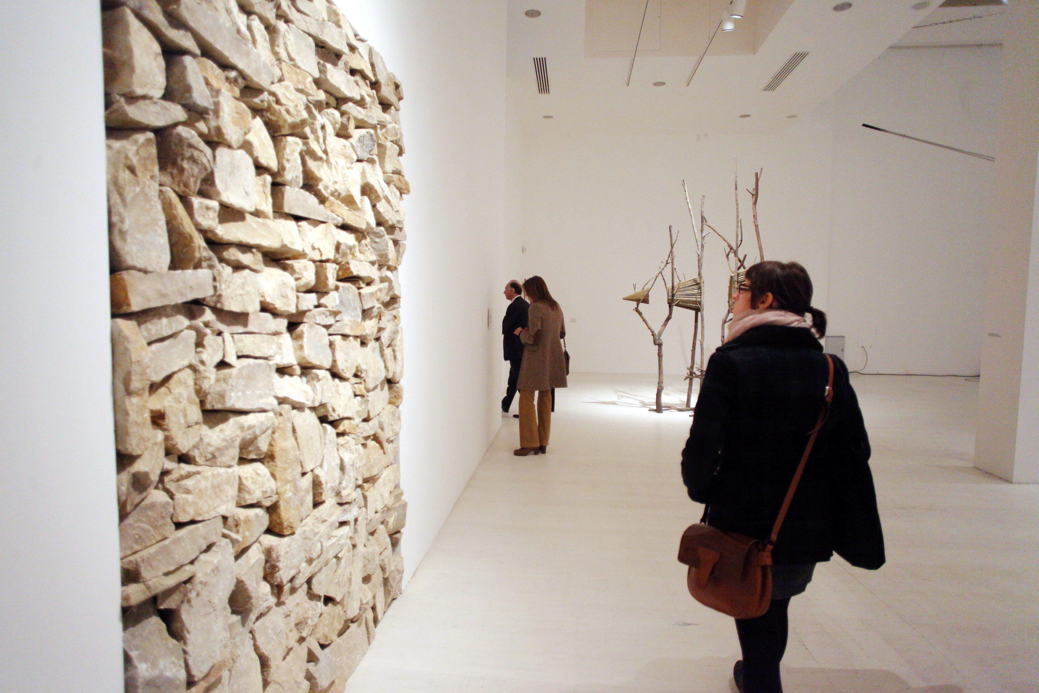 Inaugurazione della mostra di arte povera in triennale, nella foto l'opera pietre (Fotogramma)