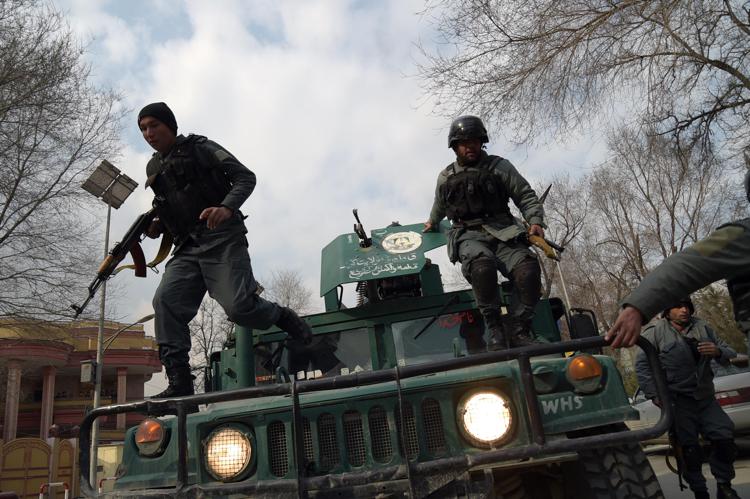 Poliziotti afghani in azione per l'attacco all'ospedale militare di Kabul (AFP PHOTO) - (AFP PHOTO)