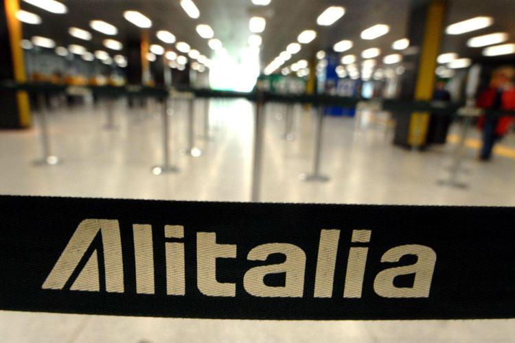 Alitalia, Intesa Sp ritira le carte di credito con marchio compagnia