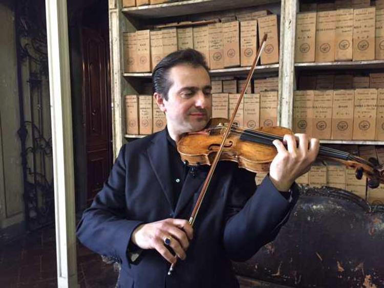 Il maestro Matteo Fedeli si esibirà con un violino Guarneri del 1694. Al Policlinico di Milano ha 'incontrato' il suo antenato - (Adnkronos Salute)