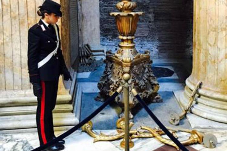 Woman faces justice for vandalising Pantheon candelabra