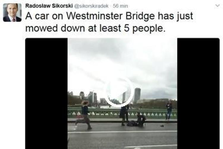 Attacco Londra, auto travolge passanti su ponte Westminster