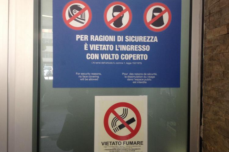 Genova, all'ospedale San Martino 'debutta' cartello anti-burqa