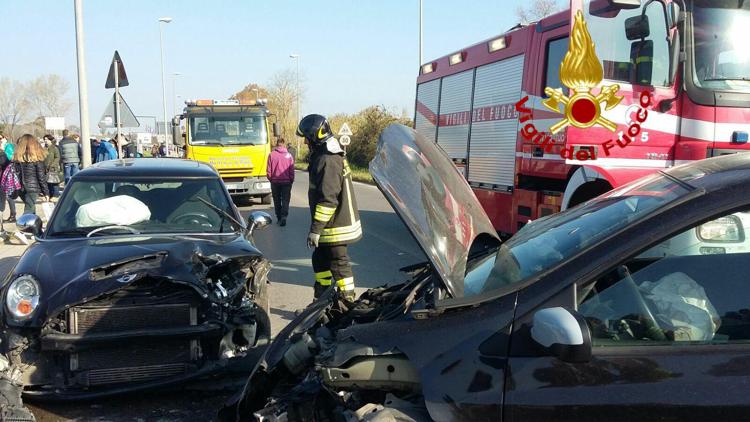 Roma, scontro tra due auto ad Ardea: ferite mamma e figlia