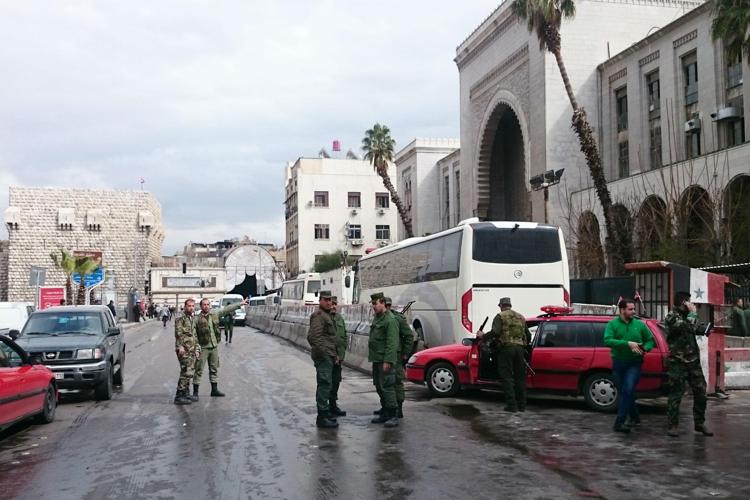 Forze di sicurezza siriane delimitano l'area  dopo l'attentato suicida al Palazzo di Giustizia a Damasco (Afp)