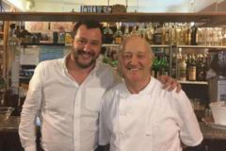 Matteo Salvini con il proprietario dell'Osteria dei Amis (Foto da Facebook)