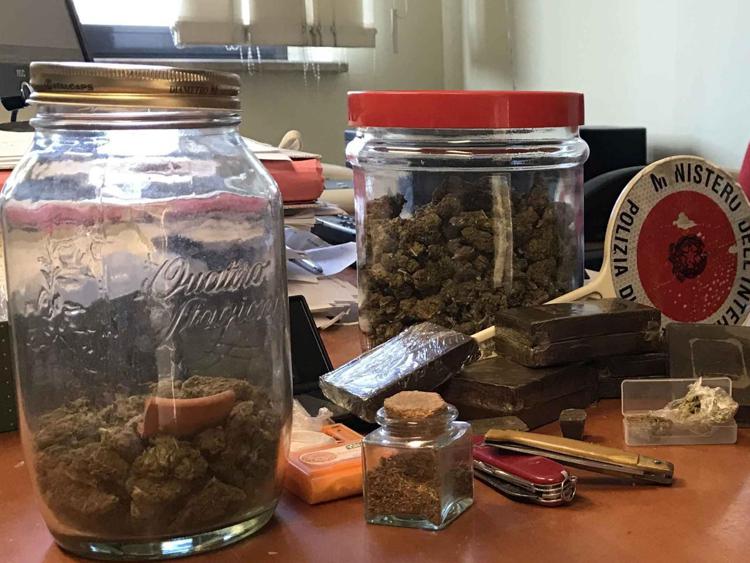 Fiumicino: 8 panetti di hashish e barattoli con marijuana, arrestato pusher