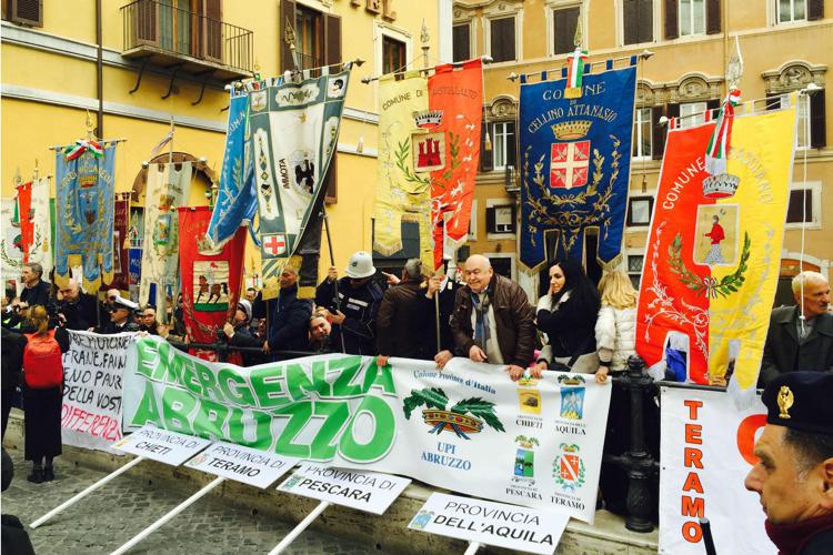 Terremoto, la protesta dei sindaci abruzzesi a Roma /Video