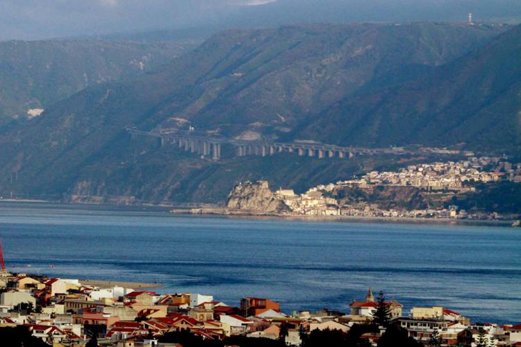 Lo stretto di Messina (Fotogramma) - FOTOGRAMMA