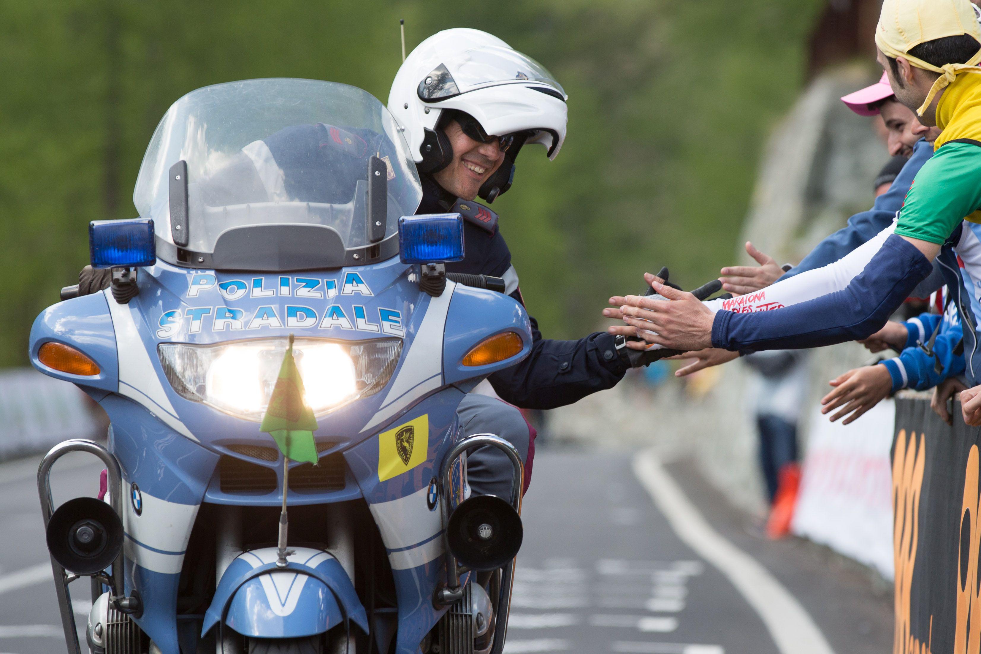 Courmayeur (AO), il motociclista della Polizia Stradale saluta i tifosi durante il Giro D'Italia 2015-05-29 © Massimo Sestini