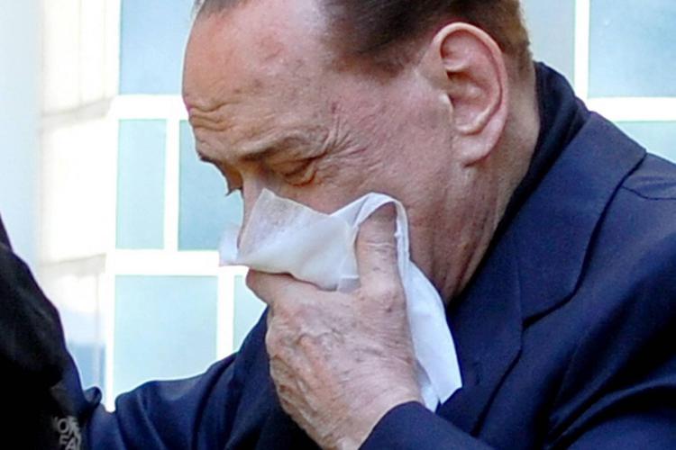 Silvio Berlusconi esce dalla clinica Madonnina, dopo l'intervento al labbro (FOTOGRAMMA) - (FOTOGRAMMA)