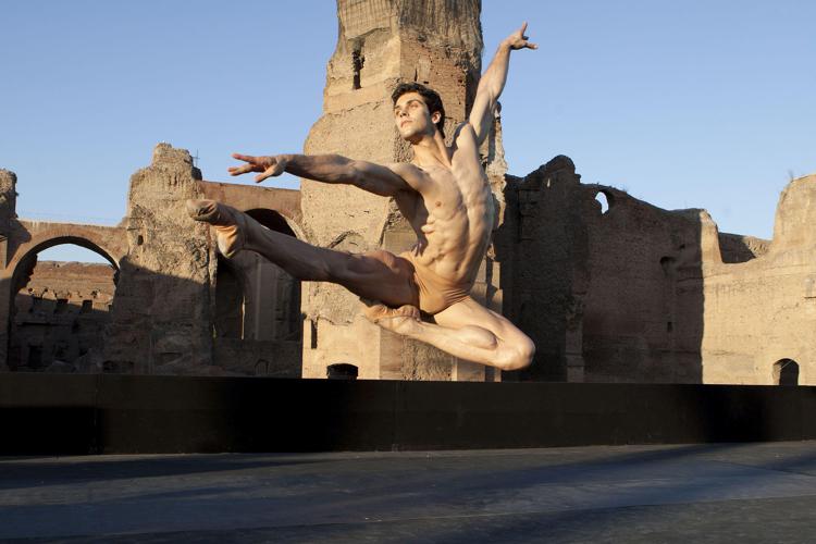 Roberto Bolle a Caracalla con i suoi 'Friends' dall'11 al 13 luglio per la stagione del Teatro dell'Opera di Roma (foto di Luciano Romano)