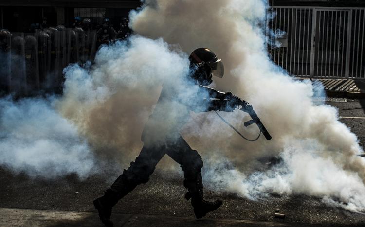 Un poliziotto della Guardia Nacional durante le proteste contro il presidente Nicolas Maduro a Caracas (AFP PHOTO) - (AFP PHOTO)
