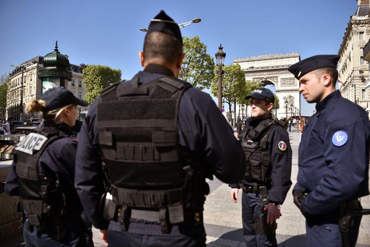 Parigi, il compagno del poliziotto ucciso: 