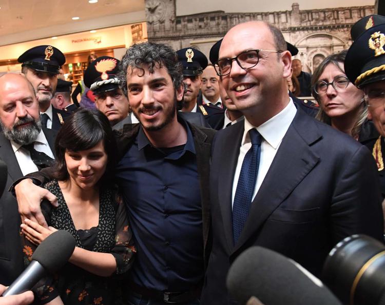L'arrivo all'aeroporto di Bologna di Gabriele Del Grande. Con lui, il ministro Angelino Alfano e la moglie Alexandra D'Onofrio (Fotogramma)