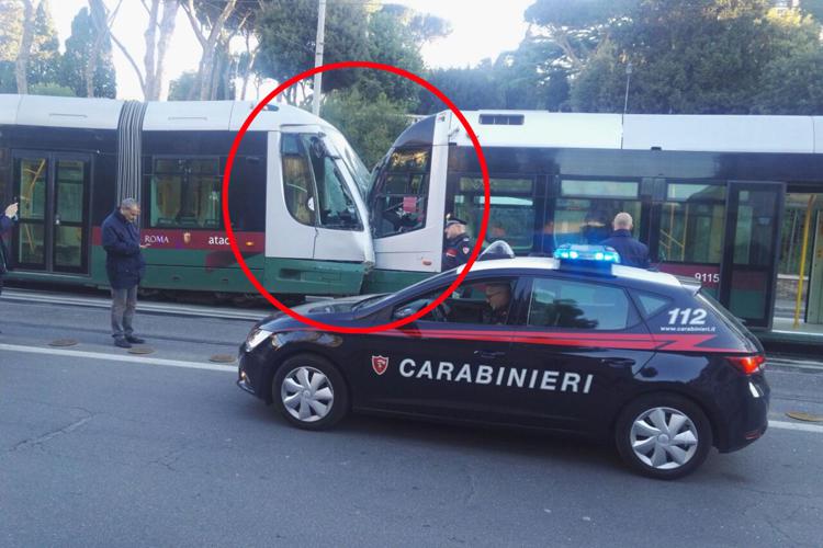 Roma, scontro tra tram: ferito conducente