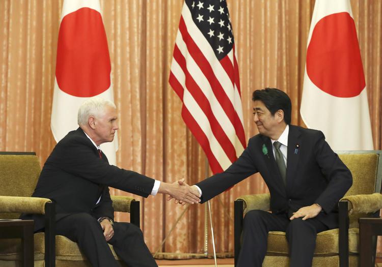 Il primo ministro giapponese Shinzo Abe e il vice presidente Usa Mike Pence (AFP PHOTO) - (AFP PHOTO)