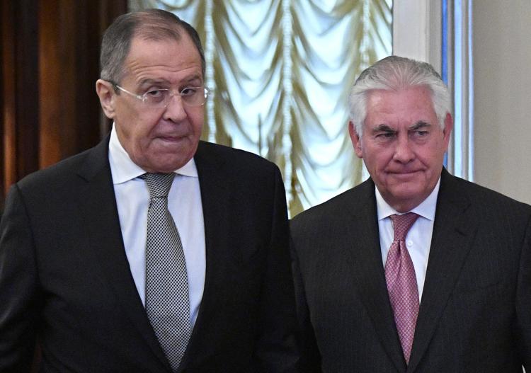Sergei Lavrov e Rex Tillerson durante il meeting Usa-Russia a Mosca (Afp)