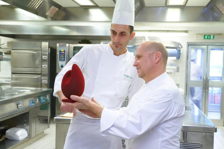 Heinz Beck con l'uovo di Pasqua espressamente creato, a tiratura limitata, per il Rome Cavalieri Waldorf Astoria Hotels & Resorts