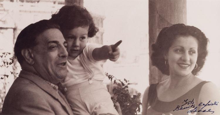 Tito Schipa con la moglie e il figlio in una foto del 1949