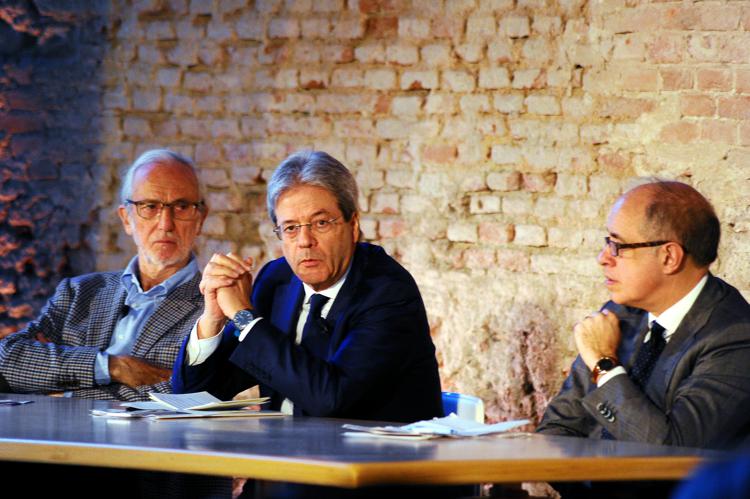 Gentiloni, con Renzo Piano e il project manager di 'Casa Italia', Giovanni Azzone (FOTOGRAMMA) - (FOTOGRAMMA)