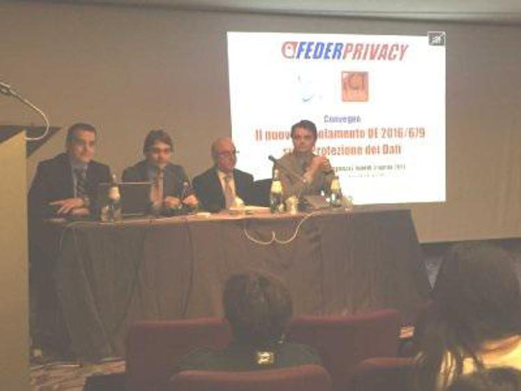 Da sinistra: Nicola Bernardi (presidente di Federprivacy), Luca Bolognini (presidente Istituto Italiano Privacy), Vittorio Lombardi (membro del direttivo di Federprivacy e promotore del convegno a Cosenza sul GDPR), e Paolo Balboni, presidente dell'European Privacy Association
