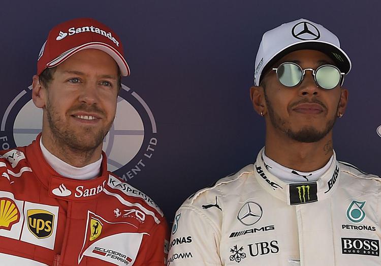 Il tedesco della Ferrari, Sebastian Vettel, e il britannico della Mercedes Lewis Hamilton al Circuit de Catalunya  - AFP